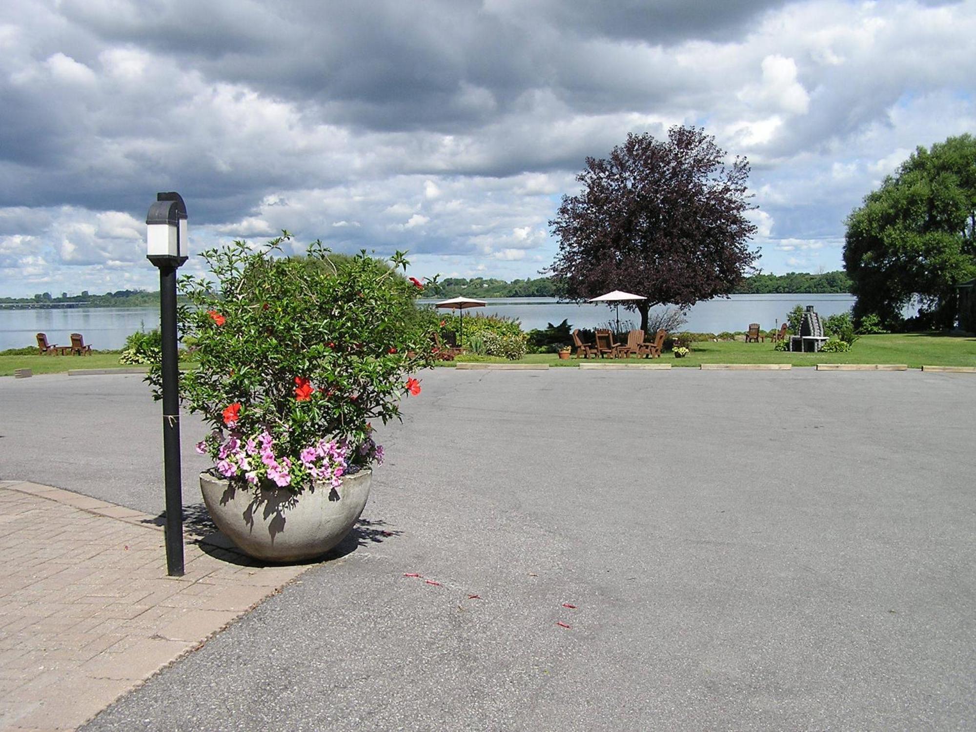 Hotel Oasis Lac St-Louis Salaberry-de-Valleyfield Exterior photo